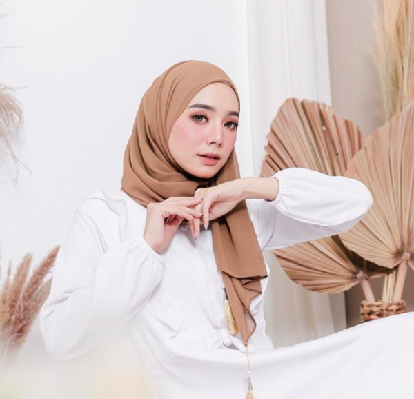 Pashmina dengan aksen tassel di ujungnya